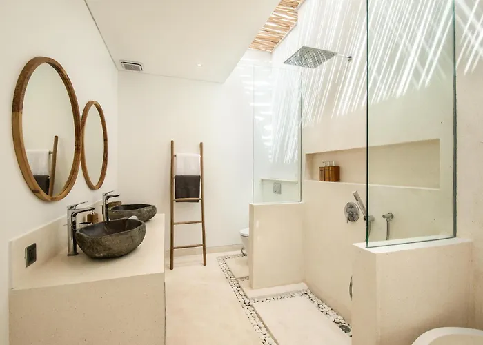 Modern 4 Bedroom Villa Heart Of Canggu 800M To Beach * Canggu (Bali)
