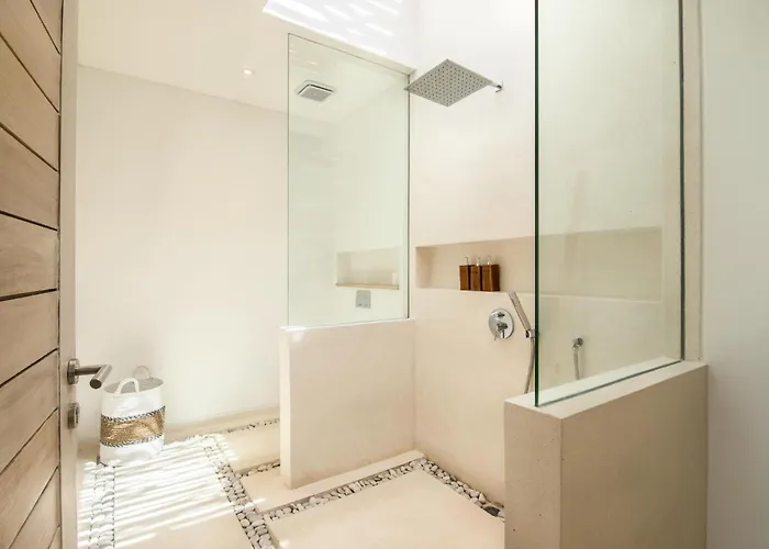 Modern 4 Bedroom Villa Heart Of Canggu 800M To Beach *